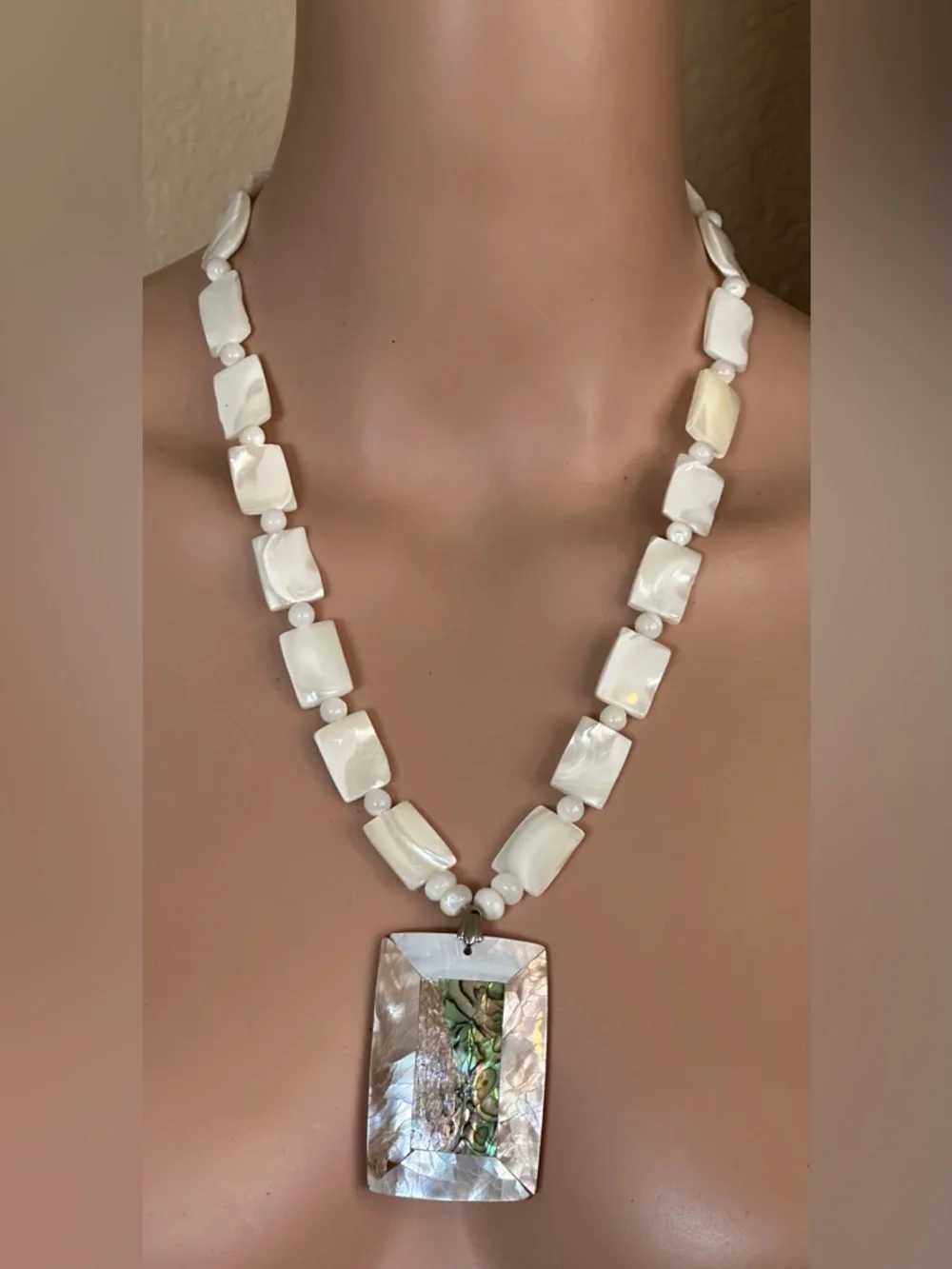 24-1/2 inch Mother of Pearl necklace NWOT - Picture 7 of 12